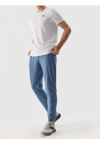 4f - Spodnie treningowe szybkoschnące męskie - denim. Kolor: niebieski. Materiał: denim. Wzór: ze splotem, jednolity. Sport: fitness #2