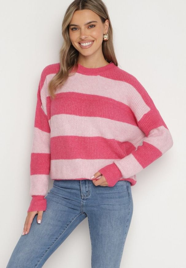 Born2be - Różowy Sweter w Pasy z Wełną Zakończony Ściągaczem Tiaelle. Okazja: na spotkanie biznesowe, na co dzień. Kolor: różowy. Materiał: wełna. Styl: klasyczny, biznesowy, casual