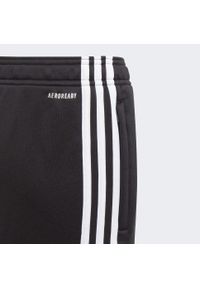 Spodnie dresowe dziecięce Adidas Designed To Move 3-Stripes Pants z kieszeniami. Kolor: czarny, biały, wielokolorowy. Materiał: dresówka. Sport: joga i pilates