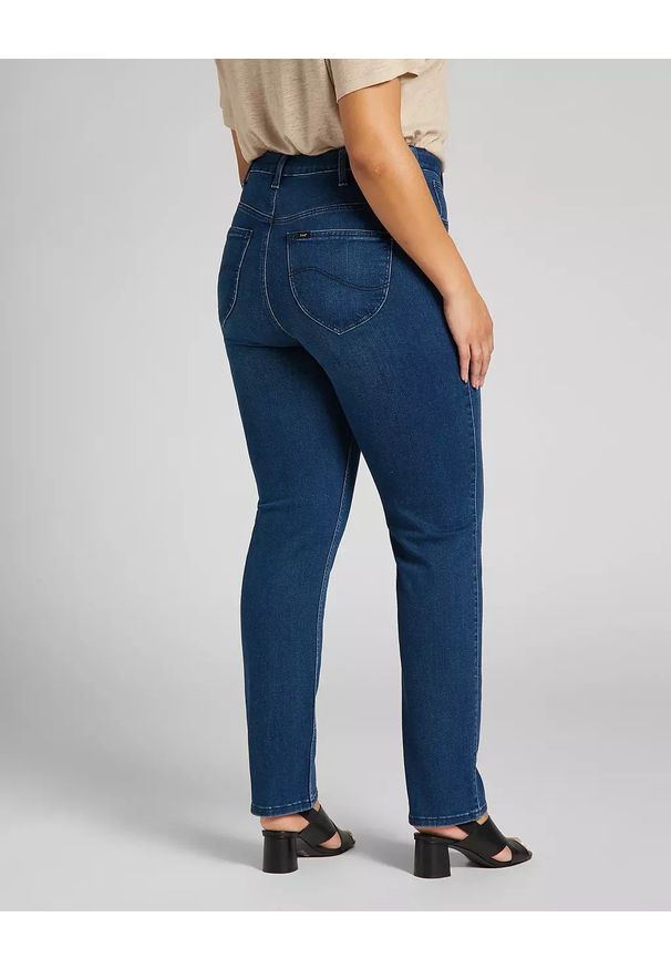 Lee - LEE CLASSIC STRAIGHT PLUS DAMSKIE SPODNIE JEANSOWE JEANSY DARK SYLVIE L32JPVWM 112107646