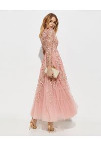NEEDLE & THREAD - Sukienka z kwiatowym haftem Lilian Rose. Kolor: różowy, wielokolorowy, fioletowy. Materiał: tiul. Długość rękawa: długi rękaw. Wzór: haft, kwiaty #6