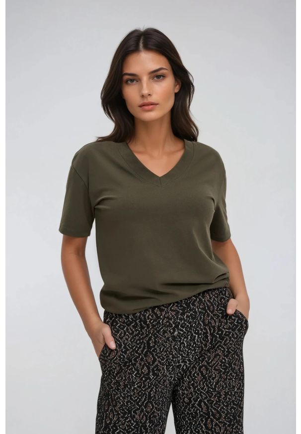 MOODO - T-shirt z dekoltem w serek oliwkowy. Typ kołnierza: dekolt w serek. Kolor: oliwkowy. Materiał: bawełna, elastan