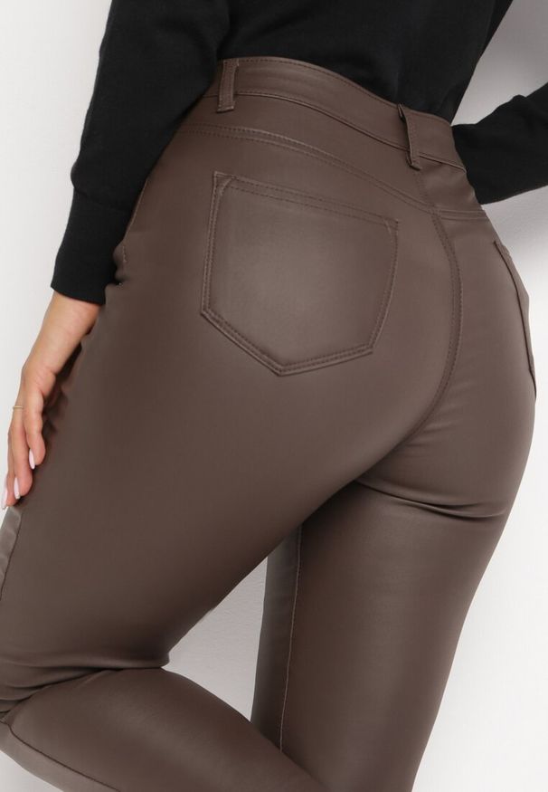 Born2be - Brązowe Modelujące Spodnie Skinny z Imitacji Skóry Natividade. Okazja: na co dzień. Kolor: brązowy. Materiał: skóra. Wzór: aplikacja. Sezon: zima, jesień. Styl: wizytowy, elegancki, casual