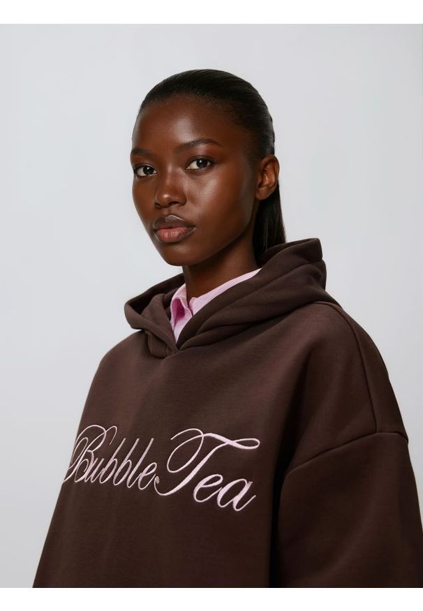 Reserved - Bluza oversize z haftem - brązowy. Kolor: brązowy. Materiał: dzianina, bawełna. Wzór: haft