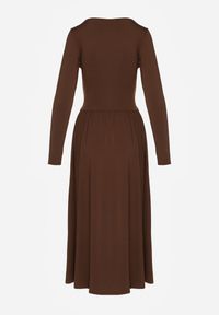 Renee - Brązowa Taliowana Sukienka Longsleeve z Wiskozą z Marszczeniem i Dekoltem V Elirie. Okazja: na randkę, na imprezę. Kolor: brązowy. Materiał: wiskoza. Długość rękawa: długi rękaw. Typ sukienki: oversize #6