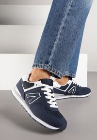 Renee - Granatowe Sneakersy Ozdobione Geometrycznym Motywem Rilenessa. Okazja: na co dzień. Kolor: niebieski. Materiał: jeans. Wzór: aplikacja, geometria