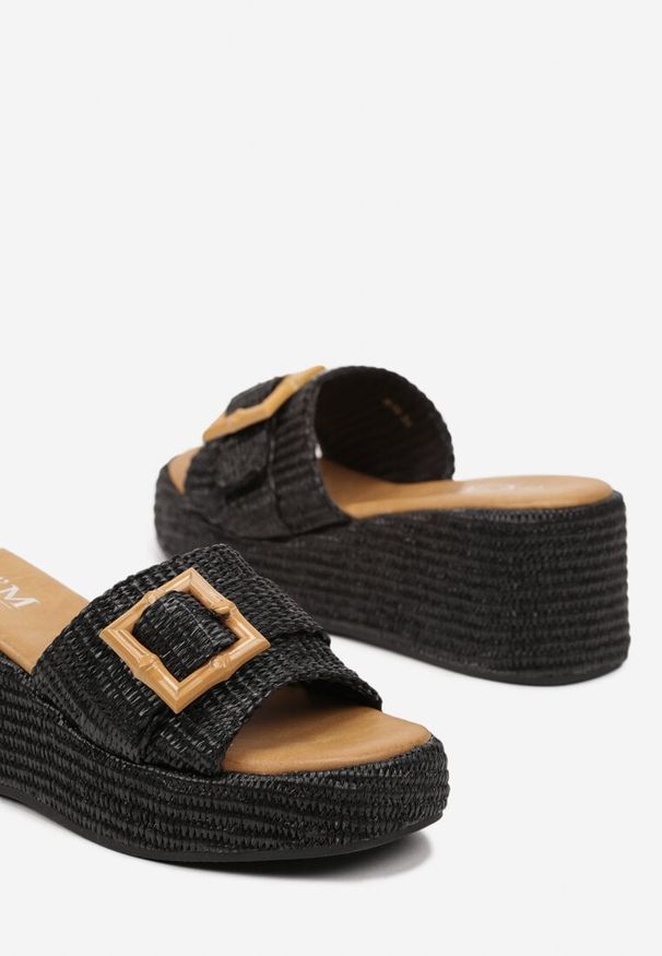 Born2be - Czarne Klapki na Koturnie z Ozdobną Klamrą i Plecionką Deladira. Okazja: na co dzień. Kolor: czarny. Sezon: lato. Obcas: na koturnie. Styl: casual, elegancki