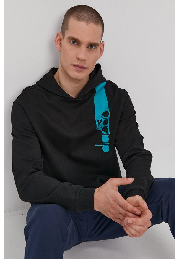 Diadora Bluza bawełniana męska kolor czarny z kapturem z nadrukiem. Okazja: na co dzień. Typ kołnierza: kaptur. Kolor: czarny. Materiał: bawełna. Wzór: nadruk. Styl: casual