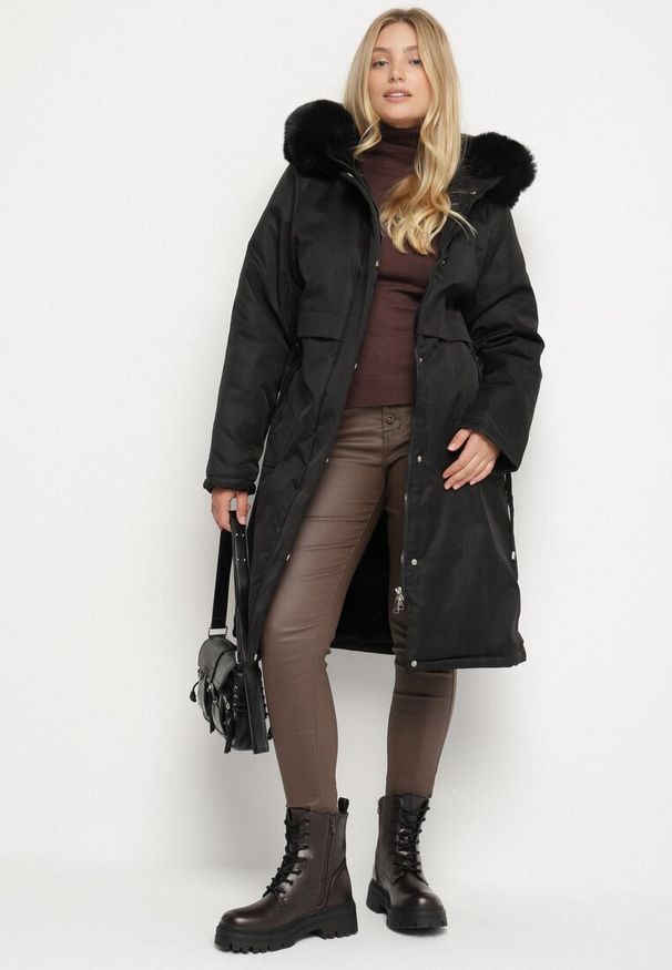 Born2be - Czarna Klasyczna Kurtka Parka z Kapturem z Futerkiem Essoria. Okazja: na co dzień, na spacer. Typ kołnierza: kaptur. Kolekcja: plus size. Kolor: czarny. Materiał: futro. Długość: długie. Styl: klasyczny