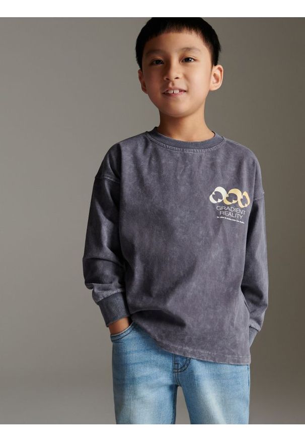 Reserved - Bluza oversize z nadrukami - ciemnoszary. Kolor: szary. Materiał: bawełna, dzianina. Wzór: nadruk