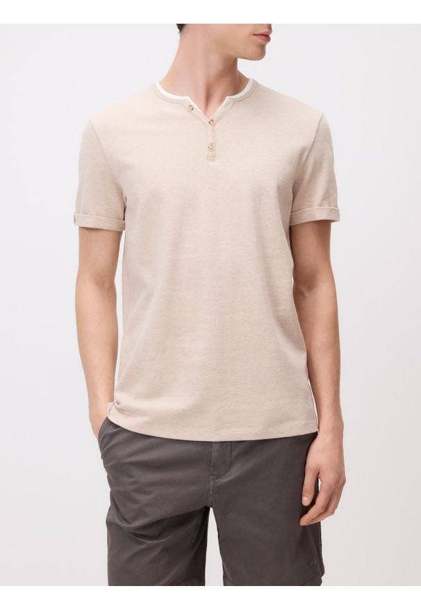 Reserved - T-shirt henley slim fit - beżowy. Typ kołnierza: typu henley. Kolor: beżowy. Materiał: bawełna, dzianina