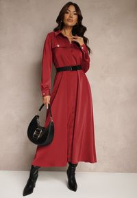 Renee - Bordowa Satynowa Sukienka w Stylu Szmizjerki z Imitacjami Kieszeni i Paskiem Vaminay. Kolor: czerwony. Materiał: satyna. Wzór: aplikacja. Typ sukienki: szmizjerki. Styl: elegancki, klasyczny #1