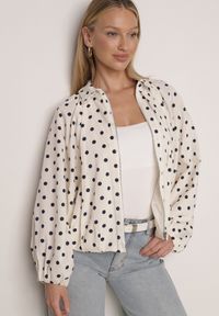 Born2be - Jasnobeżowa Bluza w Groszki z Wiskozą o Nietoperzowym Kroju z Kołnierzykiem Rayo. Okazja: na co dzień, do pracy. Kolor: beżowy. Materiał: wiskoza. Wzór: grochy. Styl: casual, elegancki, retro #1