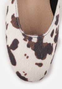 Born2be - Brązowo-Białe Balerinki Vices w Krowie Łaty ze Skórzaną Wkładką i Szerokim Paskiem ze Sprzączką Rilucea. Okazja: na co dzień. Zapięcie: pasek. Kolor: brązowy. Materiał: skóra. Obcas: na płaskiej podeszwie. Styl: casual, rockowy #2