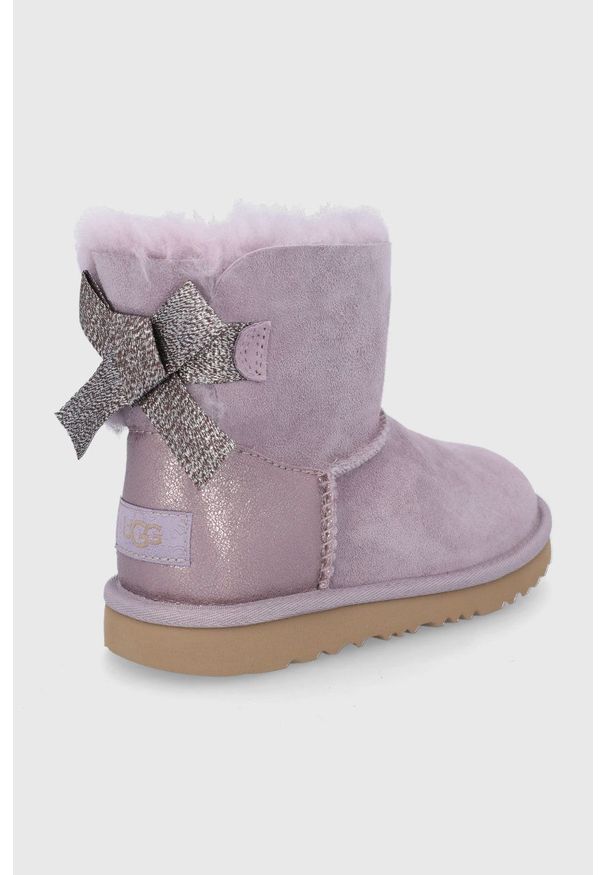 Ugg - UGG Śniegowce zamszowe dziecięce Mini Bailey Glitz. Nosek buta: okrągły. Kolor: fioletowy. Materiał: zamsz. Szerokość cholewki: normalna