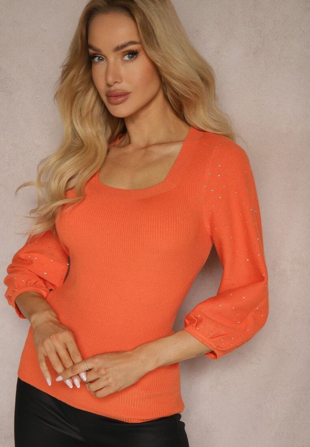 Renee - Pomarańczowy Sweter Ozdobiony Cyrkoniami i Tłoczonym Wzorem Tanaes. Okazja: na co dzień. Kolor: pomarańczowy. Materiał: jeans. Długość rękawa: długi rękaw. Długość: długie. Wzór: aplikacja. Styl: glamour, elegancki, casual