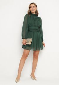 Born2be - Zielona Sukienka Rozkloszowane ze Stójką Marszczeniami i Transparentnymi Ramionami Belabria. Okazja: na co dzień. Typ kołnierza: kołnierzyk stójkowy. Kolor: zielony. Typ sukienki: rozkloszowane. Styl: casual, klasyczny #2