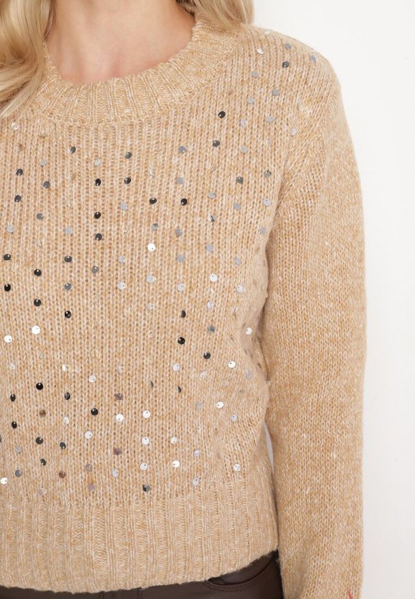 Born2be - Ciemnobeżowy Sweter z Bawełną Ozdobiony Cekinami Savalenne. Okazja: na co dzień. Kolor: beżowy. Materiał: bawełna. Długość rękawa: długi rękaw. Długość: długie. Wzór: aplikacja. Styl: klasyczny, casual