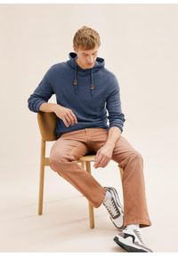 bonprix - Sweter z kapturem z miękkiej mieszanki bawełny. Typ kołnierza: kaptur. Kolor: niebieski. Materiał: bawełna. Wzór: aplikacja #3