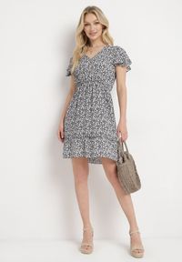 Born2be - Czarno-Biała Sukienka Bawełniana z Gumką w Pasie i Drobnym Wzorem w Kwiaty Napenia. Okazja: na co dzień. Typ kołnierza: dekolt w kształcie V. Kolor: niebieski. Materiał: bawełna. Długość rękawa: krótki rękaw. Wzór: kwiaty. Typ sukienki: proste. Styl: casual, klasyczny #7