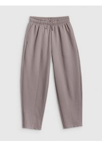 4f - 4F Spodnie dresowe z szerokimi nogawkami dziewczęce - beżowe 158/164 (12-14 lat). Okazja: na spacer, na co dzień, na uczelnię. Kolor: beżowy. Materiał: dresówka. Sezon: lato. Styl: casual #1