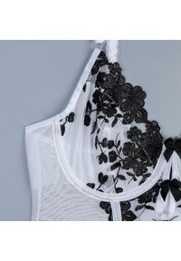 Intica - Komplet bielizny z haftem i pończochami Nikita. Kolor: czarny. Materiał: materiał. Wzór: haft #2