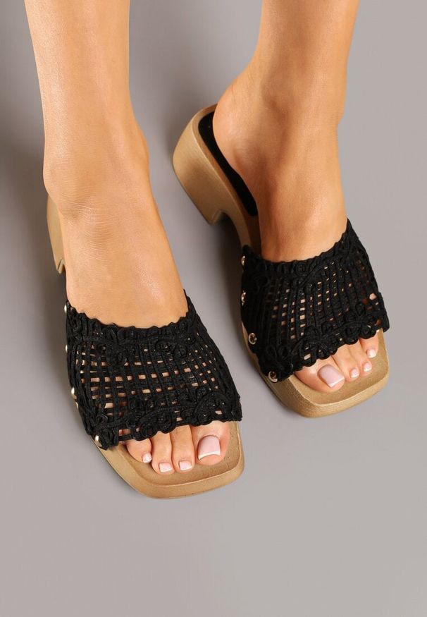 Born2be - Czarne Klapki z Szydełkowym Paskiem na Niskim Słupku Cilanne. Okazja: na co dzień. Kolor: czarny. Sezon: lato. Obcas: na słupku. Styl: elegancki, casual, retro