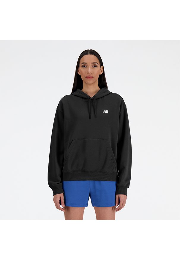 Bluza damska New Balance WT41507BK – czarna. Okazja: na co dzień. Typ kołnierza: kaptur. Kolor: czarny. Materiał: bawełna, dresówka, poliester, prążkowany. Styl: casual, klasyczny