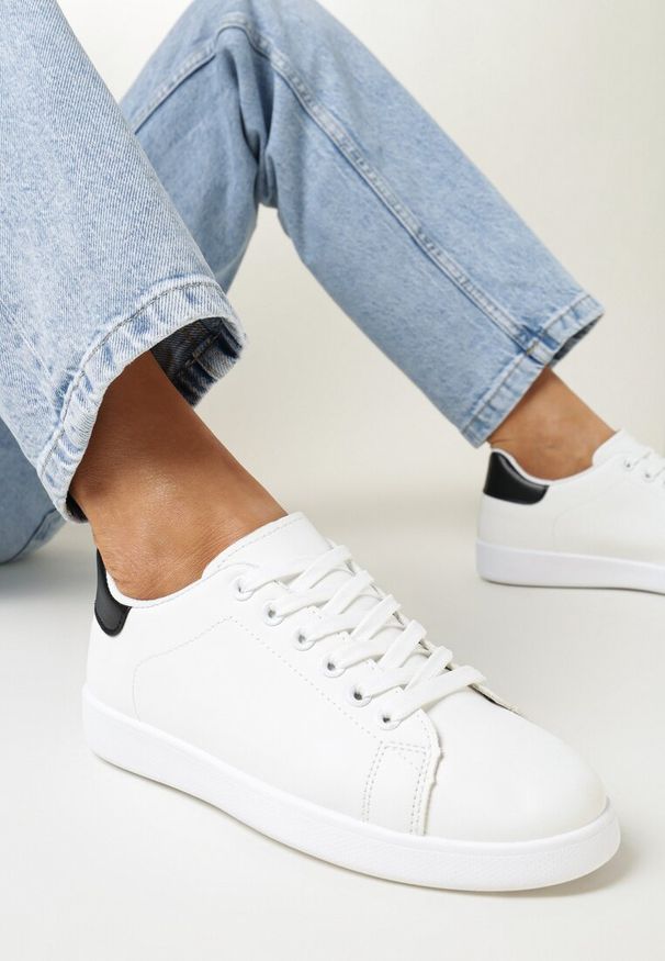 Born2be - Biało-Czarne Wiązane Sneakersy na Płaskiej Podeszwie z Okrągłym Noskiem Adephine. Okazja: na co dzień. Nosek buta: okrągły. Kolor: biały. Materiał: dzianina, jeans. Obcas: na płaskiej podeszwie