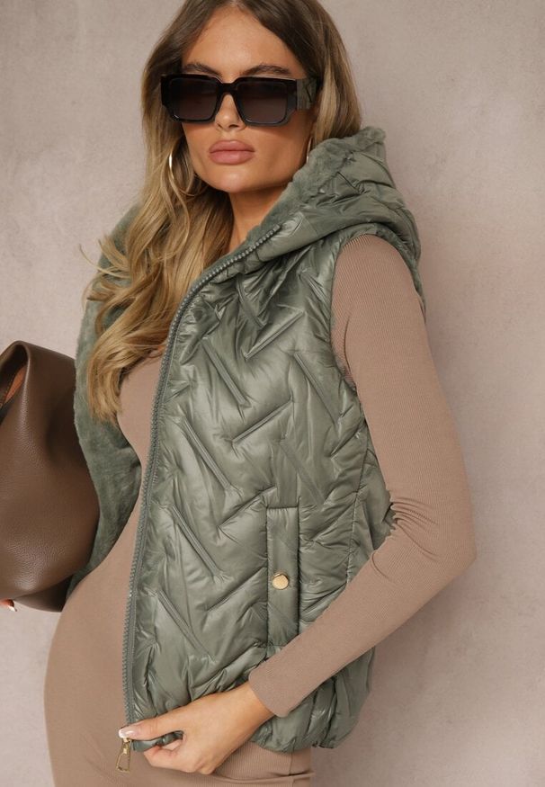 Renee - Ciemnozielona Kamizelka Pikowana Wykończona Sztucznym Futerkiem Timaveah. Okazja: na co dzień. Kolor: zielony. Materiał: futro. Styl: casual, sportowy