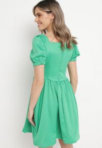 Born2be - Zielona Sukienka Mini Rozkloszowana z Dekoltem Ozdobionym Cyrkoniami i Wycięciami po Bokach Delphira. Kolor: zielony. Wzór: aplikacja. Typ sukienki: rozkloszowane. Długość: mini #6