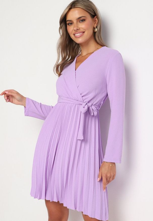 Born2be - Jasnofioletowa Sukienka Plisowana z Kopertowym Dekoltem i Paskiem Minesia. Kolor: fioletowy. Materiał: materiał. Typ sukienki: kopertowe. Styl: elegancki