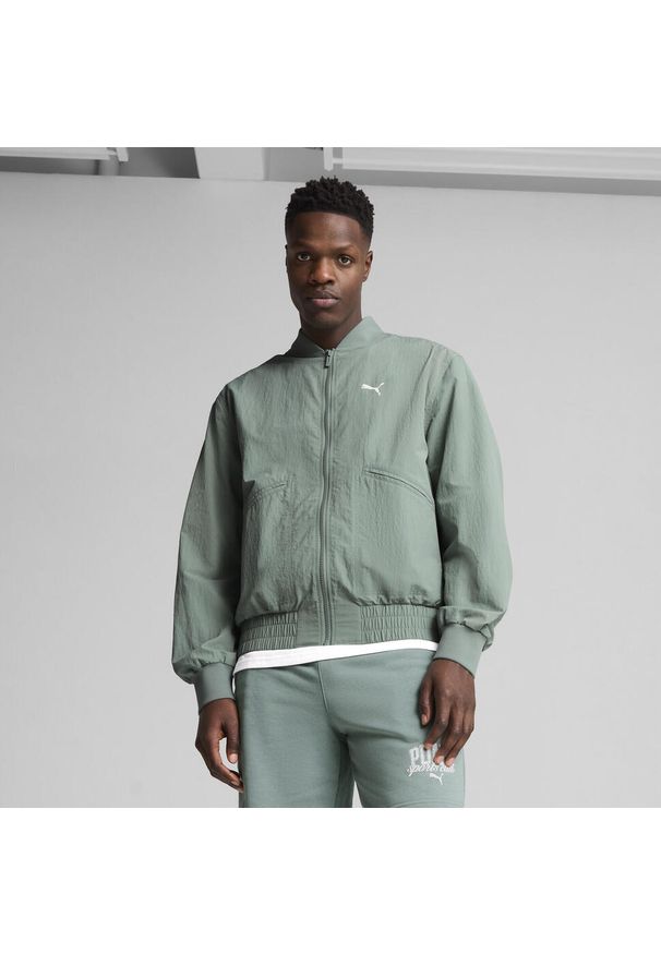 Puma - Męska kurtka bomber PUMA Class PUMA Green Moon. Kolor: zielony. Materiał: guma. Wzór: nadruk, napisy. Sport: turystyka piesza