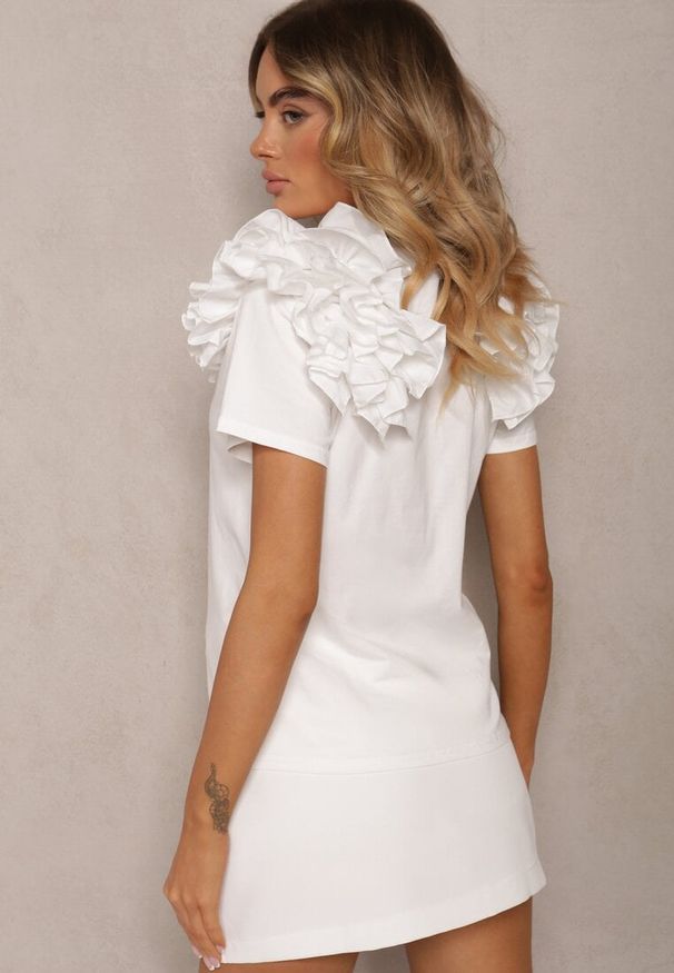 Renee - Biały T-shirt z Bawełny Ozdobiony Bufiastymi Falbankami Kandrra. Typ kołnierza: kołnierz z falbankami. Kolor: biały. Materiał: bawełna. Wzór: aplikacja