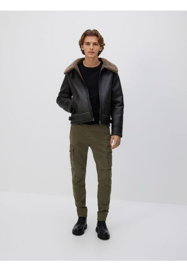 Reserved - Spodnie cargo slim fit - ciemnozielony. Kolor: zielony. Materiał: tkanina, bawełna