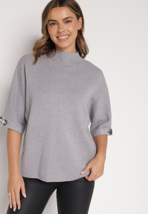 Born2be - Szary Sweter Ozdobiony na Rękawach Cyrkoniami Aletusa. Okazja: na co dzień. Kolor: szary. Materiał: jeans. Wzór: aplikacja. Styl: casual, elegancki