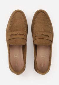 Renee - Ciemnobeżowe Mokasyny Casual VICES z Imitacji Zamszu z Wkładką ze Skóry Naturalnej Sheiris. Okazja: na co dzień. Kolor: beżowy. Materiał: zamsz, skóra. Styl: casual #4