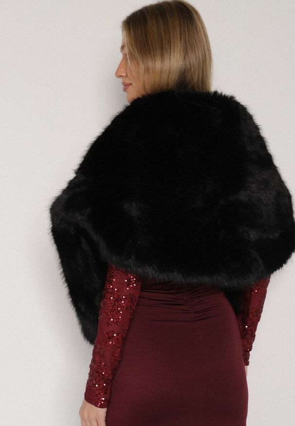 Born2be - Czarne Ponczo Etola z Futerka w Stylu Szala Cahreva. Okazja: na ślub cywilny, na imprezę, na wesele. Kolor: czarny. Materiał: futro. Styl: elegancki, klasyczny