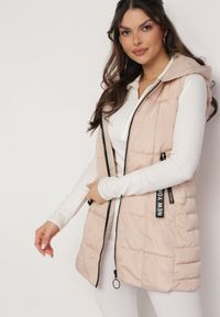 Born2be - Jasnobeżowa Pikowana Kamizelka Bezrękawnik z Kieszeniami i Wysokim Kołnierzem Bellamis. Kolor: beżowy. Długość rękawa: bez rękawów. Styl: elegancki #5