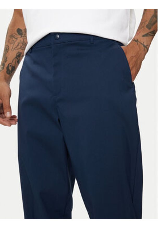 New Balance Spodnie materiałowe Athletics Standard MP43554NNY Granatowy Regular Fit. Kolor: niebieski. Materiał: bawełna