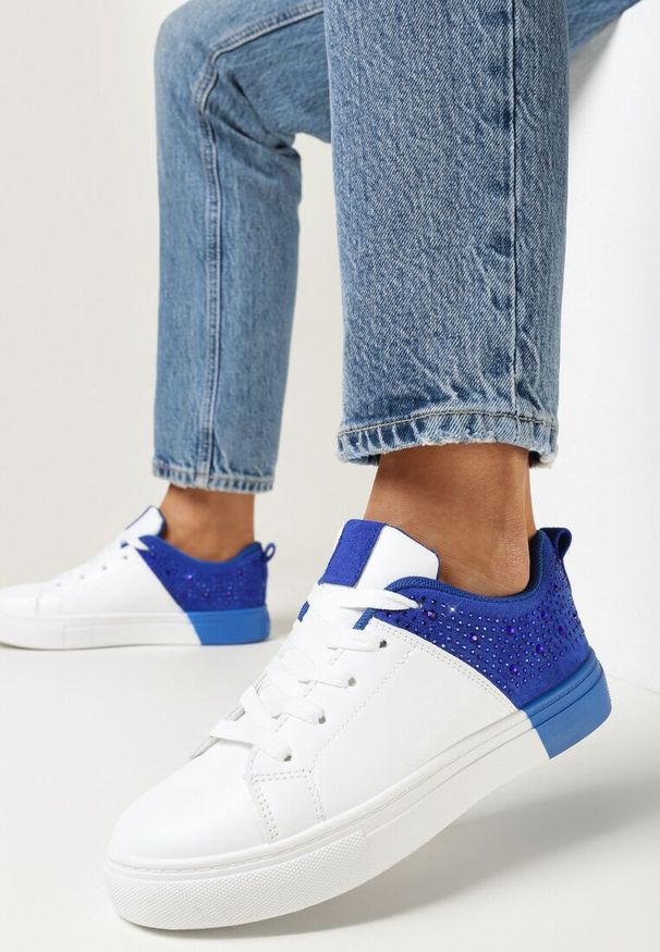 Born2be - Biało-Niebieskie Sznurowane Sneakersy na Płaskiej Podeszwie z Ozdobnymi Cyrkoniami Gimena. Wysokość cholewki: przed kostkę. Kolor: biały. Materiał: materiał. Szerokość cholewki: normalna. Wzór: aplikacja. Obcas: na płaskiej podeszwie