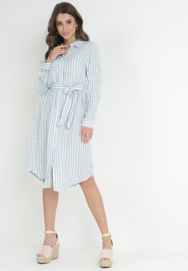 Born2be - Jasnoniebieska Koszulowa Sukienka z Bawełny w Paski Ditya. Kolor: niebieski. Materiał: bawełna. Wzór: paski. Typ sukienki: koszulowe
