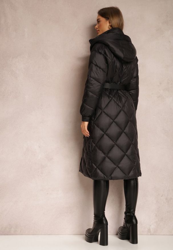 Renee - Czarna Kurtka za Kolano Pikowana z Wiązanym Paskiem Cealia. Kolor: czarny. Materiał: materiał. Długość rękawa: długi rękaw. Długość: długie. Sezon: zima, jesień. Styl: klasyczny, sportowy