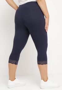 Born2be - Granatowe Spodnie Bawełniane Legginsy 3/4 z Koronką Amaratna. Okazja: na co dzień. Stan: podwyższony. Kolekcja: plus size. Kolor: niebieski. Materiał: bawełna, koronka. Wzór: koronka. Styl: elegancki, casual #6