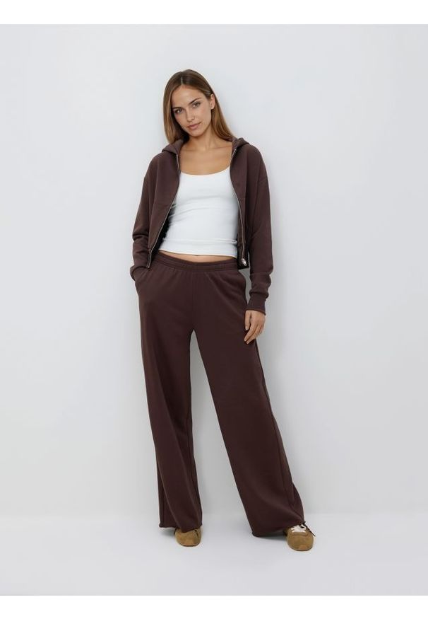 Reserved - Gładki top na ramiączkach - biały. Kolor: biały. Materiał: dzianina. Długość rękawa: na ramiączkach. Wzór: gładki