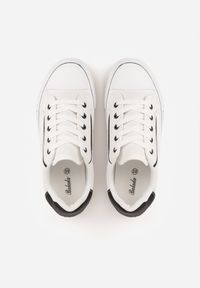 Born2be - Biało-Czarne Klasyczne Trampki na Grubej Podeszwie Araenes. Kolor: biały. Materiał: jeans. Szerokość cholewki: normalna. Wzór: gładki. Styl: klasyczny #5