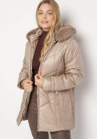 Born2be - Brązowa Kurtka z Pikowanymi Przeszyciami i Kapturem z Futerkiem Vevea. Okazja: na spotkanie biznesowe, do pracy, na co dzień, na spacer. Kolekcja: plus size. Kolor: brązowy. Materiał: futro. Styl: biznesowy, casual, elegancki #7