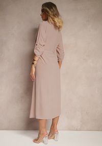 Renee - Ciemnobeżowa Sukienka Koszulowa Ozdobiona Paskiem Vivirielle. Okazja: na co dzień. Typ kołnierza: dekolt w serek. Kolor: beżowy. Materiał: materiał. Wzór: aplikacja. Typ sukienki: koszulowe. Styl: klasyczny, elegancki, casual #4