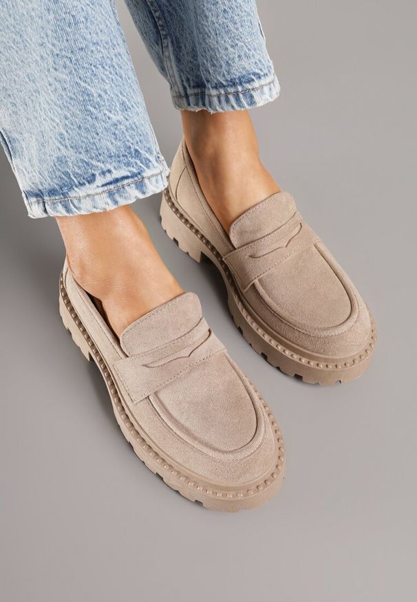 Renee - Ciemnobeżowe Wsuwane Mokasyny Vices na Platformie Dionela. Okazja: na co dzień. Zapięcie: bez zapięcia. Kolor: beżowy. Materiał: jeans, koronka. Sezon: jesień. Obcas: na platformie. Styl: klasyczny, casual