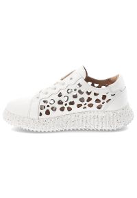 Sneakersy damskie Artiker, cholewka ze skóry naturalnej ażurowe wycięcia motyw kwiatowy wiązanie klasyczne, białe, 56C1167. Okazja: na co dzień. Zapięcie: sznurówki. Kolor: biały. Materiał: skóra. Szerokość cholewki: normalna. Wzór: ażurowy, kwiaty #6